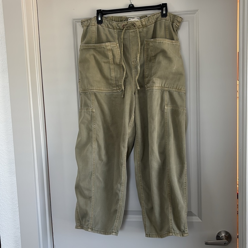 We The Free Sage Green Pants. Large. Drawstring, pull-on, 4 pockets. Gently worn